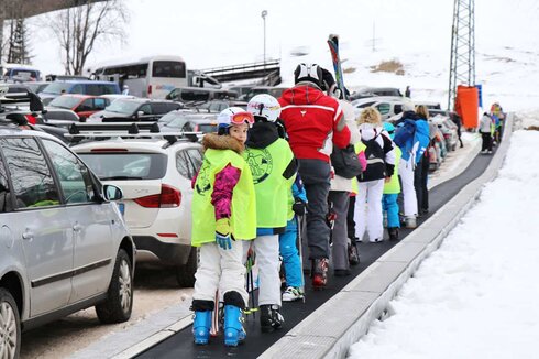Der Skitag beginnt schon am Parkplatz