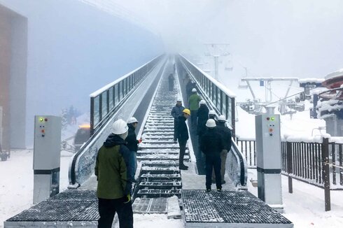 Weltpremiere: Der Zauberteppich mit motorisierten Handlauf
