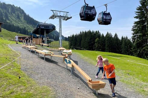 Sunkid: Neue Holzkugelbahnen begeistern Jung und Alt am Familienberg Söllereck