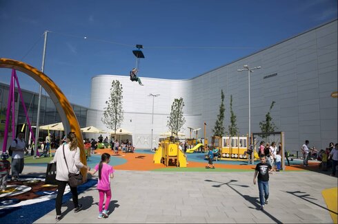 Family Rides: Es muss nicht immer ein Freizeitpark sein: Sunkid Skydive im Einkaufszentrum