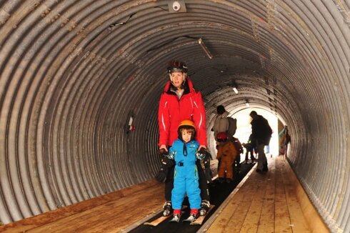 Zauberteppich: Zwei Zauberteppiche führen durch Erdtunnels