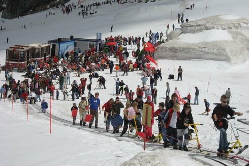 Sunkid steht am Kitzsteinhorn 3000m über den Dingen