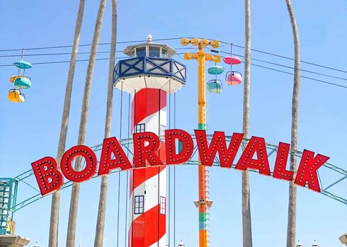 Neuer Leuchtturm-Tower am Strand von Santa Cruz