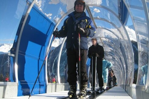 Förderband als Skiliftersatz – Der Sunny Mountain baut auf den Sunkid Zauberteppich